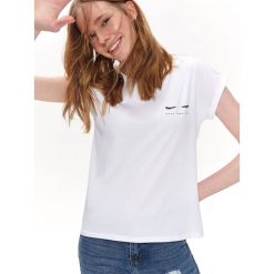 T-SHIRT DAMSKI Z PRZEDŁUŻONYM TYŁEM. Białe t-shirty damskie marki Top Secret, z nadrukiem, z bawełny. Za 39,99 zł.