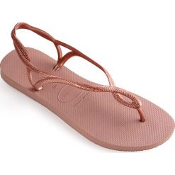 Havaianas - Sandały. Różowe klapki damskie Havaianas, bez wzorów, z materiału, bez obcasa, na obcasie. W wyprzedaży za 69,90 zł.