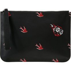 McQ Alexander McQueen POUCH Kopertówka black. Czarne kopertówki damskie marki McQ Alexander McQueen, bez wzorów, bez dodatków. Za 759,00 zł.