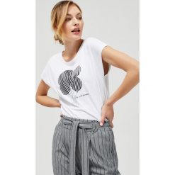T-shirt z nadrukiem balonów. Białe bluzki damskie Moodo, m, z nadrukiem, z bawełny, klasyczne, z okrągłym kołnierzem. Za 29,99 zł.