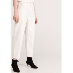 Białe jeansy wide leg - Biały. Białe jeansy damskie Reserved. W wyprzedaży za 59,99 zł.