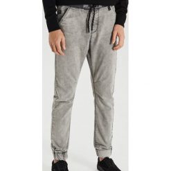 Jeansy slim jogger - Jasny szary. Szare jeansy męskie Cropp, m, bez wzorów. Za 129,99 zł.