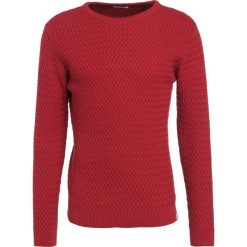 Swetry klasyczne męskie: Knowledge Cotton Apparel Sweter pompeain red