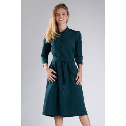 Sukienka w kolorze ciemnozielonym. Zielone sukienki damskie Moda na kolor, xs, w paski, z tkaniny, bez kołnierzyka, bez rękawów, midi, rozkloszowane. W wyprzedaży za 169,95 zł.