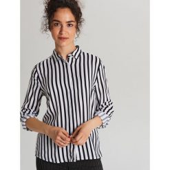 Koszula w paski - Czarny. Czarne koszule damskie Cropp, s, w paski, bez kołnierzyka, bez rękawów. Za 49,99 zł.