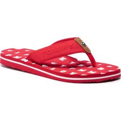 Japonki TOMMY HILFIGER - Flat Beach Sandal Embossed FW0FW03889 Tango Red 611. Czerwone klapki damskie TOMMY HILFIGER, bez wzorów, ze skóry, bez obcasa. W wyprzedaży za 129,00 zł.