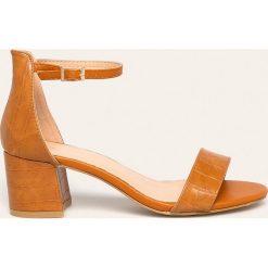 Answear - Sandały Ideal Shoes. Żółte sandały damskie ANSWEAR, bez wzorów, ze skóry ekologicznej, z okrągłym noskiem, bez obcasa, na obcasie, na klamry. Za 99,90 zł.