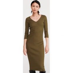 Sukienka z prążkowanej dzianiny - Khaki. Brązowe sukienki damskie Reserved, s, bez wzorów, z dzianiny, bez kołnierzyka, bez rękawów. Za 59,99 zł.