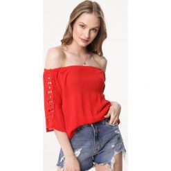 Czerwona Bluzka Quinzhee. Czerwone bluzki damskie Born2be, xl, bez wzorów, bez kołnierzyka, bez rękawów. W wyprzedaży za 29,99 zł.