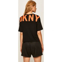 Dkny - T-shirt. Białe topy damskie DKNY, s, z nadrukiem, z elastanu, z krótkim rękawem. Za 199,90 zł.