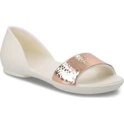 Sandały CROCS - Lina Dorsay Hammered Met Flt W 205140 Oyster/Rose Gold. Białe klapki damskie Crocs, z aplikacjami, z tworzywa sztucznego, bez obcasa. W wyprzedaży za 149,00 zł.