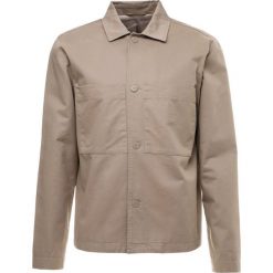 Samsøe & Samsøe CAGE Kurtka wiosenna timber wolf. Brązowe kurtki męskie marki Samsøe & Samsøe, m, bez wzorów, z elastanu, bez kaptura. Za 579,00 zł.