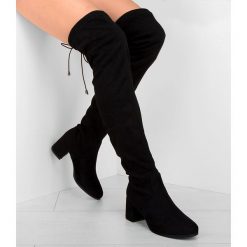 Kozaki damskie Laura Mode Y-022 Czarne. Czarne kozaki damskie LAURA MODE, z tworzywa sztucznego, eleganckie, na niskim obcasie, na obcasie, bez zapięcia. Za 159,00 zł.