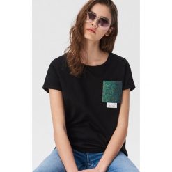 T-shirt z brokatową kieszonką - Czarny. Czarne t-shirty damskie marki Sinsay, s, bez wzorów, bez kołnierzyka. Za 24,99 zł.