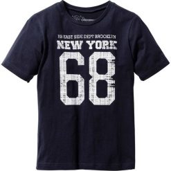 T-shirt z nadrukiem w stylu "college" bonprix ciemnoniebieski. Niebieskie koszule chłopięce bonprix, z nadrukiem, sportowe, bez kołnierzyka, bez rękawów. Za 21,99 zł.