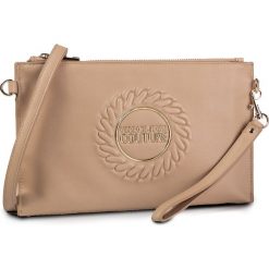 Torebka VERSACE JEANS COUTURE - E3VUBPA2 40293 723. Brązowe listonoszki damskie Versace Jeans Couture, na co dzień, bez wzorów, z jeansu, bez dodatków. Za 299,00 zł.