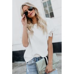 Damska bluzka BESINDA WHITE. Białe bluzki damskie Damska bluzka BESINDA WHITE, s, bez wzorów, bez kołnierzyka, bez rękawów. W wyprzedaży za 49,00 zł.