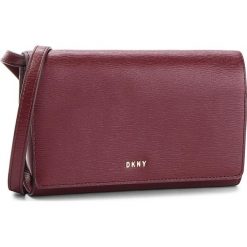 Torebka DKNY - Bryant Wallet On A String R8353622 Blood Red XOD. Czerwone listonoszki damskie DKNY, bez wzorów, ze skóry, klasyczne, bez dodatków. W wyprzedaży za 389,00 zł.