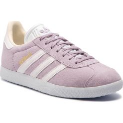 Buty adidas - Gazelle W CG6066 Sofvis/Orctin/Ecrtin. Fioletowe półbuty damskie Adidas, bez wzorów, z zamszu, bez obcasa, na płaskiej podeszwie, bez zapięcia. W wyprzedaży za 279,00 zł.