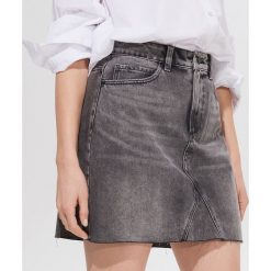Jeansowa mini spódnica - Szary. Szare spódniczki damskie Mohito, bez wzorów, z jeansu, mini. Za 79,99 zł.