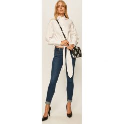 Guess Jeans - Torebka. Czarne listonoszki damskie Guess Jeans, w paski, z jeansu, na ramię, małe, bez dodatków. Za 429,90 zł.