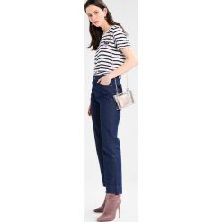 Bluzki, topy, tuniki: Tommy Jeans Tshirt z nadrukiem bright white/navy blazer