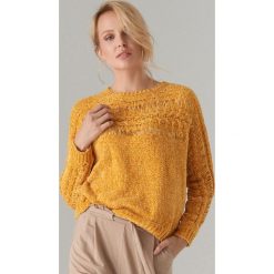 Szenilowy sweter z efektem damage - Żółty. Żółte swetry damskie Mohito, s, bez wzorów, bez rękawów, bez kaptura. W wyprzedaży za 39,99 zł.
