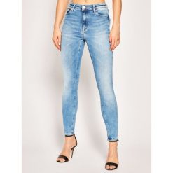 Jeansy Skinny Fit Tommy Jeans Santana DW0DW07486. Niebieskie jeansy damskie Tommy Jeans. W wyprzedaży za 289,00 zł.