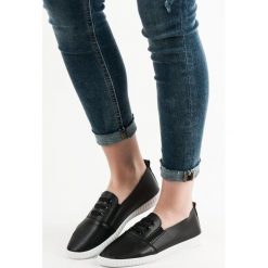 CZARNE TENISÓWKI. Czarne trampki i tenisówki damskie Super Mode, bez wzorów, bez zapięcia. Za 40,90 zł.