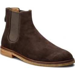 Sztyblety CLARKS - Clarkdale Gobi 261277917 Dark Brown Suede. Pomarańczowe sztyblety męskie Clarks, ze skóry, bez zapięcia. W wyprzedaży za 349,00 zł.