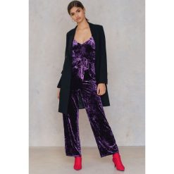 NA-KD Party Aksamitny kombinezon na wąskich ramiączkach - Purple. Fioletowe kombinezony damskie marki NA-KD Party, na co dzień, w paski, z elastanu, bez kołnierzyka, bez rękawów. W wyprzedaży za 60,88 zł.