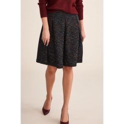 Spódnica w kolorze granatowym. Niebieskie spódniczki damskie TATUUM, xxl, melanż, z podwyższonym stanem, midi, rozkloszowane. W wyprzedaży za 147,95 zł.