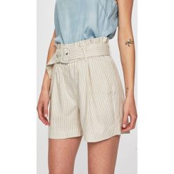 Vero Moda - Szorty. Szare szorty damskie Vero Moda, w paski, z elastanu, casualowe, z podwyższonym stanem. W wyprzedaży za 59,90 zł.