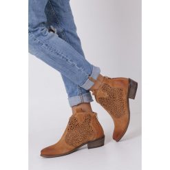 Rude botki kowbojki skórzane wiosenne ażurowe z ozdobnym suwakiem na pięcie Casu 1130. Czerwone botki damskie Casu, bez obcasa, bez zapięcia. Za 309,99 zł.