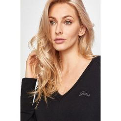 Guess Jeans - Sweter. Czarne swetry damskie Guess Jeans, s, z aplikacjami, z wiskozy, bez rękawów, bez kaptura. W wyprzedaży za 199,90 zł.