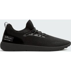 Czarne buty sportowe z naszywką. Czarne buty sportowe męskie marki Pull&Bear, bez zapięcia. Za 129,00 zł.