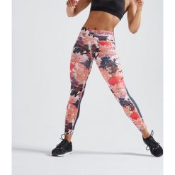 Legginsy fitness kardio damskie 500 z nadrukiem. Różowe legginsy sportowe damskie DOMYOS, xs, z nadrukiem, z elastanu, na fitness i siłownię. Za 74,99 zł.