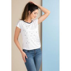 T-shirt w kropeczki. Szare t-shirty damskie Monnari, z napisami, wakacyjne, z dekoltem na plecach. Za 49,95 zł.