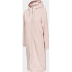 Bluza damska BLD612 - jasny róż - Outhorn. Różowe bluzy damskie Outhorn, bez wzorów, z długim rękawem, długie, bez kaptura. W wyprzedaży za 129,99 zł.
