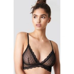 NA-KD Lingerie Trójkątny biustonosz w kropki - Black. Czarne biustonosze bardotka NA-KD Lingerie, z haftami, z koronki. Za 60,95 zł.