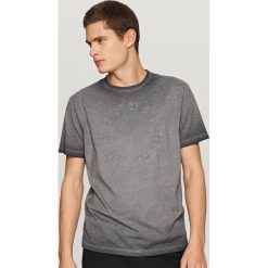T-shirty męskie: T-shirt z wytłoczonym napisem – Granatowy