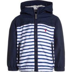 Polo Ralph Lauren FAILLE BENTON Kurtka przejściowa cruise navy. Niebieskie kurtki chłopięce przejściowe marki Polo Ralph Lauren, z bawełny. Za 459,00 zł.