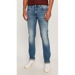 Tommy Hilfiger - Jeansy Denton. Niebieskie jeansy męskie TOMMY HILFIGER, bez wzorów, z obniżonym stanem. W wyprzedaży za 289,90 zł.
