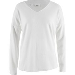 Sweter z polaru z dekoltem w serek bonprix biel wełny. Białe swetry klasyczne damskie marki bonprix, z wełny, z dekoltem w serek. Za 34,99 zł.