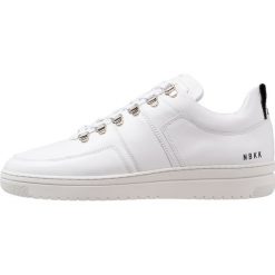 Nubikk YEYE MAZE Sneakersy niskie white. Białe sneakersy męskie marki Nubikk, bez wzorów, ze skóry, bez zapięcia. Za 719,00 zł.