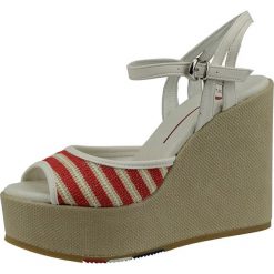 Skórzane sandały w kolorze biało-czerwono-beżowym. Czerwone sandały damskie U.S. Polo Shoes, bez wzorów, z otwartym noskiem, bez obcasa, na obcasie, ze sprzączką. W wyprzedaży za 257,95 zł.