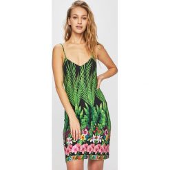 Desigual - Sukienka. Czarne sukienki damskie Desigual, na co dzień, s, bez wzorów, z elastanu, casualowe, bez kołnierzyka, bez rękawów, mini, proste. Za 329,90 zł.
