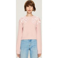 Sweter z aplikacją - Różowy. Czerwone swetry klasyczne damskie marki Sinsay, l. Za 79,99 zł.