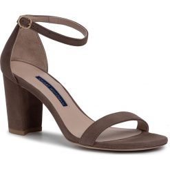 Sandały STUART WEITZMAN - Nearlynude 1L23154 Taupe Suede. Pomarańczowe klapki damskie Stuart Weitzman, bez wzorów, ze skóry, bez obcasa, na obcasie. W wyprzedaży za 859,00 zł.