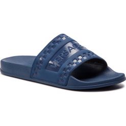 Klapki VERSACE JEANS - E0YTBSQ4 70984 239. Niebieskie klapki męskie Versace Jeans, bez wzorów, z jeansu. W wyprzedaży za 139,00 zł.